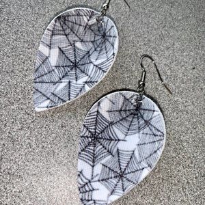 Coppe: white faux leather spider's web earrings